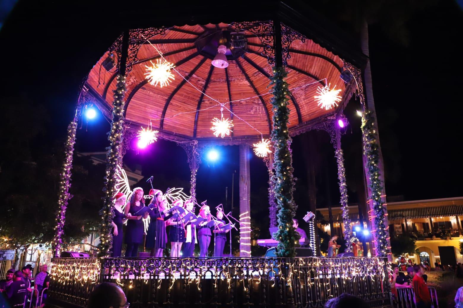 $!Se enciende la mágica luz de la Navidad en la Plazuela Machado, en Mazatlán