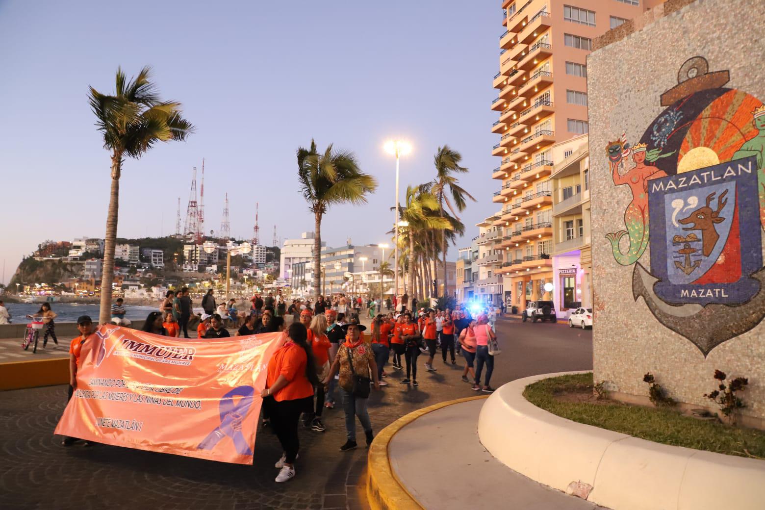 $!Marchan en Mazatlán por las mujeres desaparecidas y las sufren violencia de género