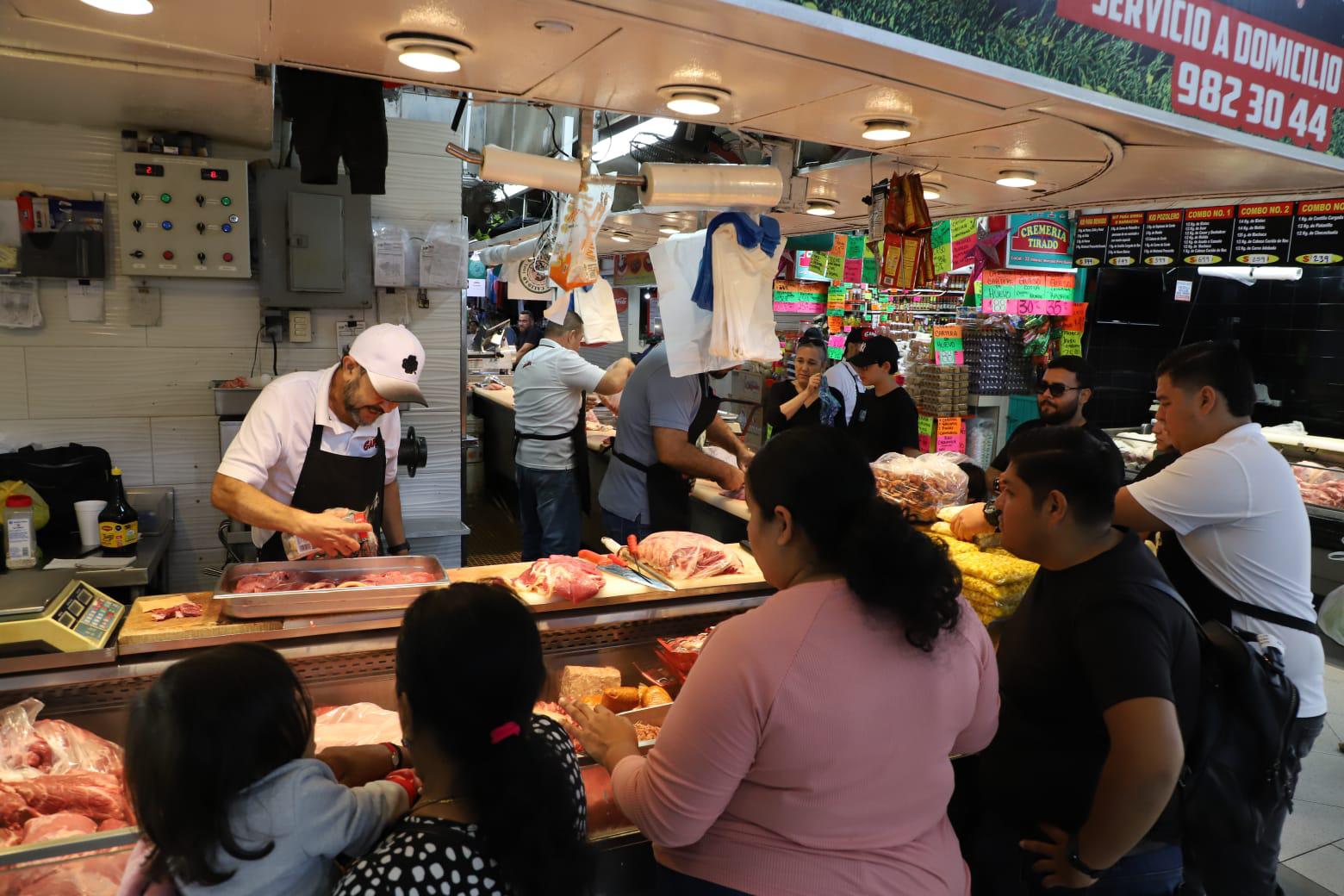 $!Salen mazatlecos a comprar lo necesario para la cena de Noche Buena