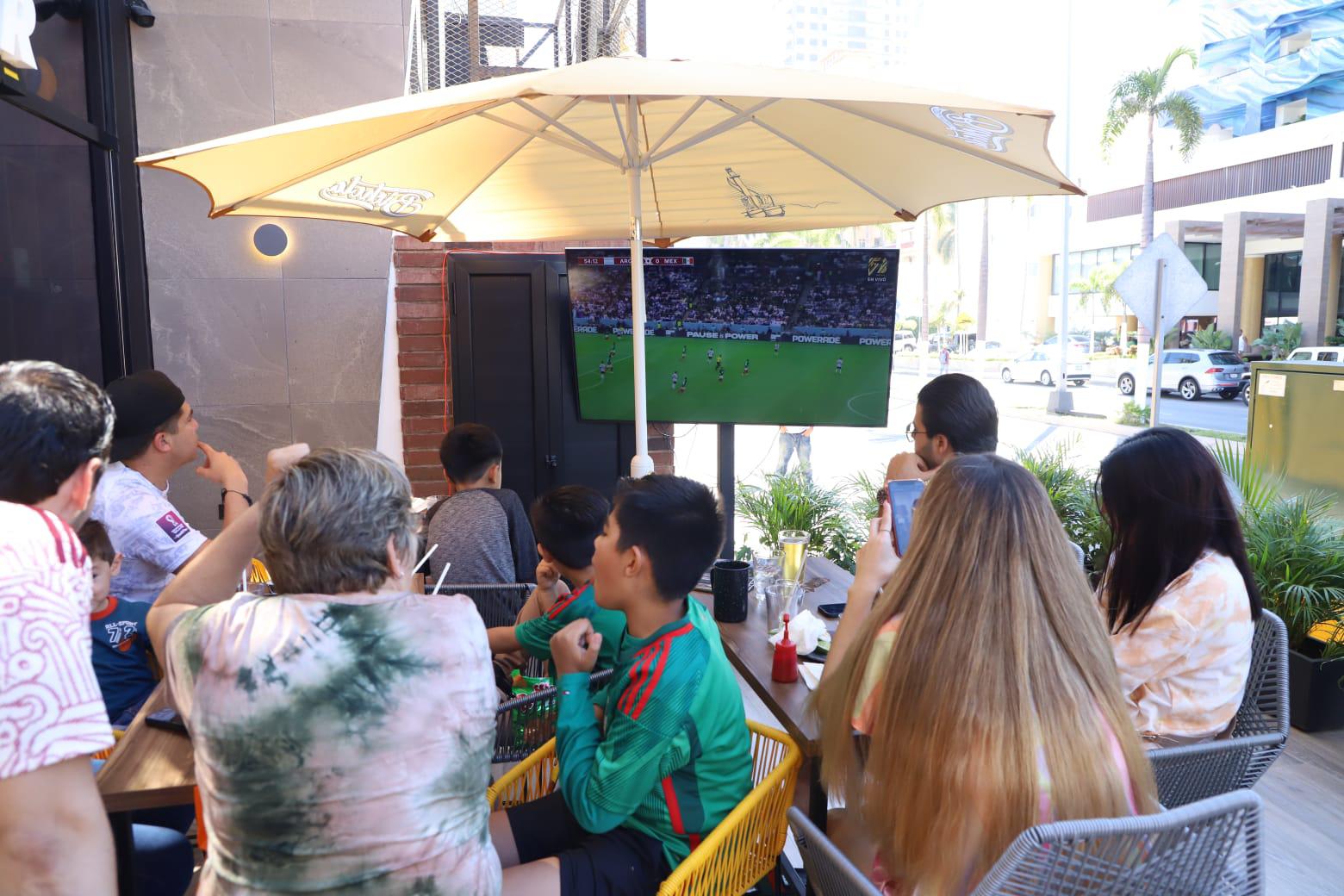 $!Mazatlecos inundan restaurantes y bares para apoyar a la Selección Mexicana