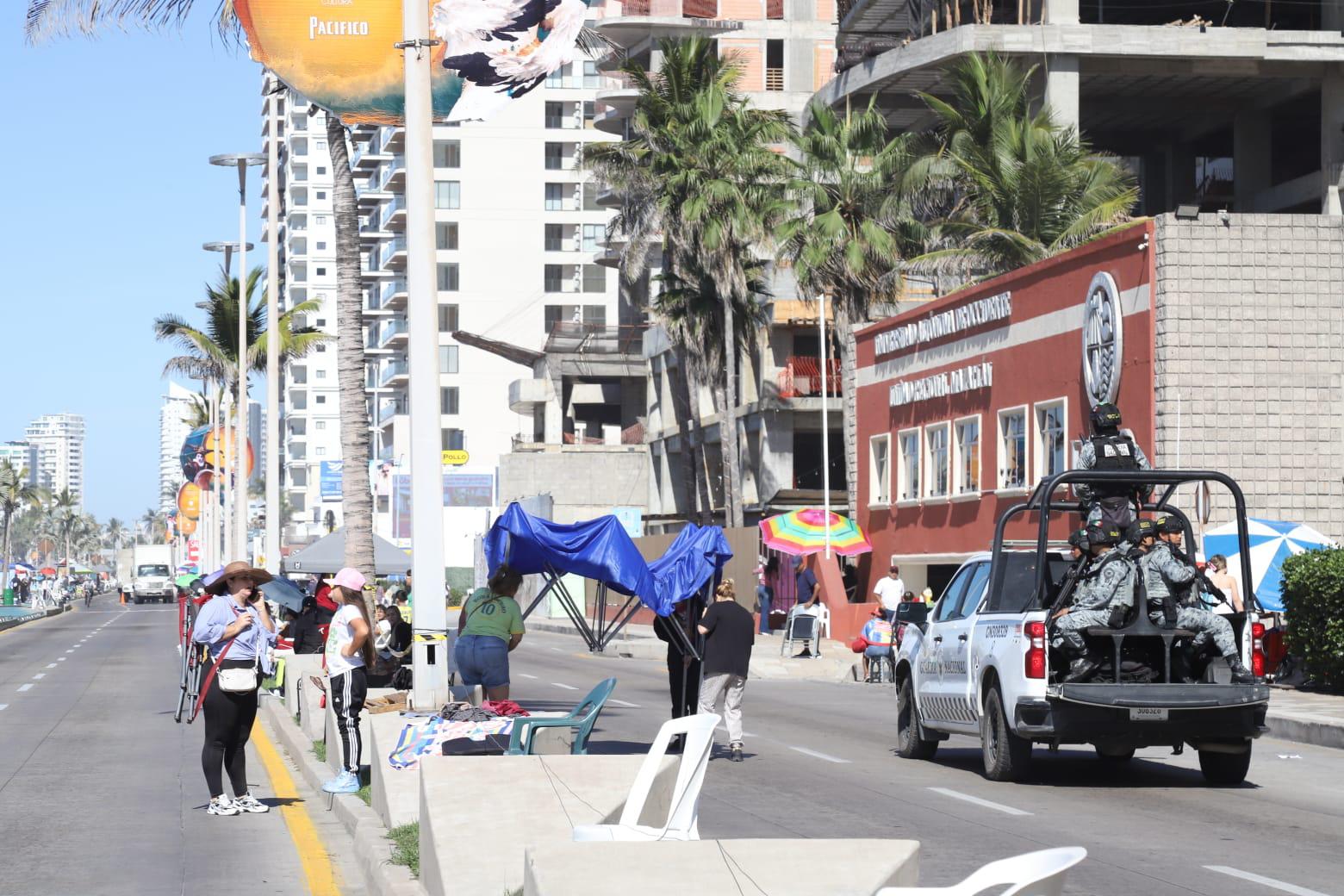 $!Van ya 400 sillas de renta decomisadas en el malecón de Mazatlán por Oficialía Mayor