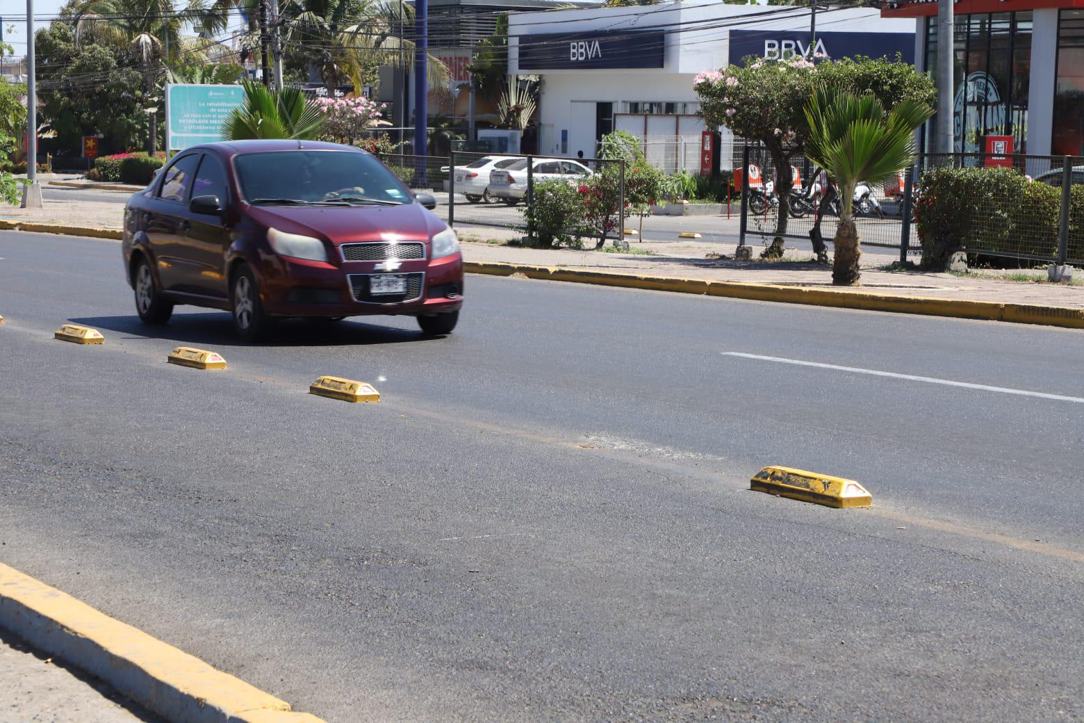 $!Al carril preferencial de Mazatlán ya le faltan más de 50 boyas delimitadoras