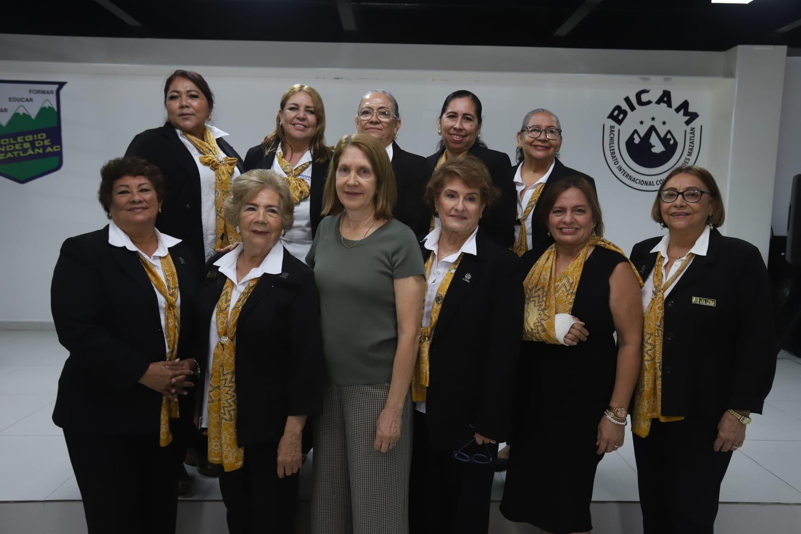 $!La expositora Tere Gallo de Gil entre integrantes del Comité de ANSPAC Mazatlán encabezado por su presidenta Coco Urrea de Valadés.