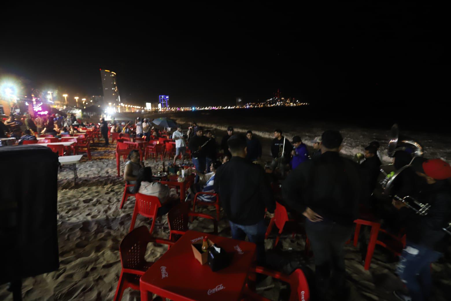 $!‘Pasea’ la policía sin poner orden en las playas de Mazatlán la noche de este lunes