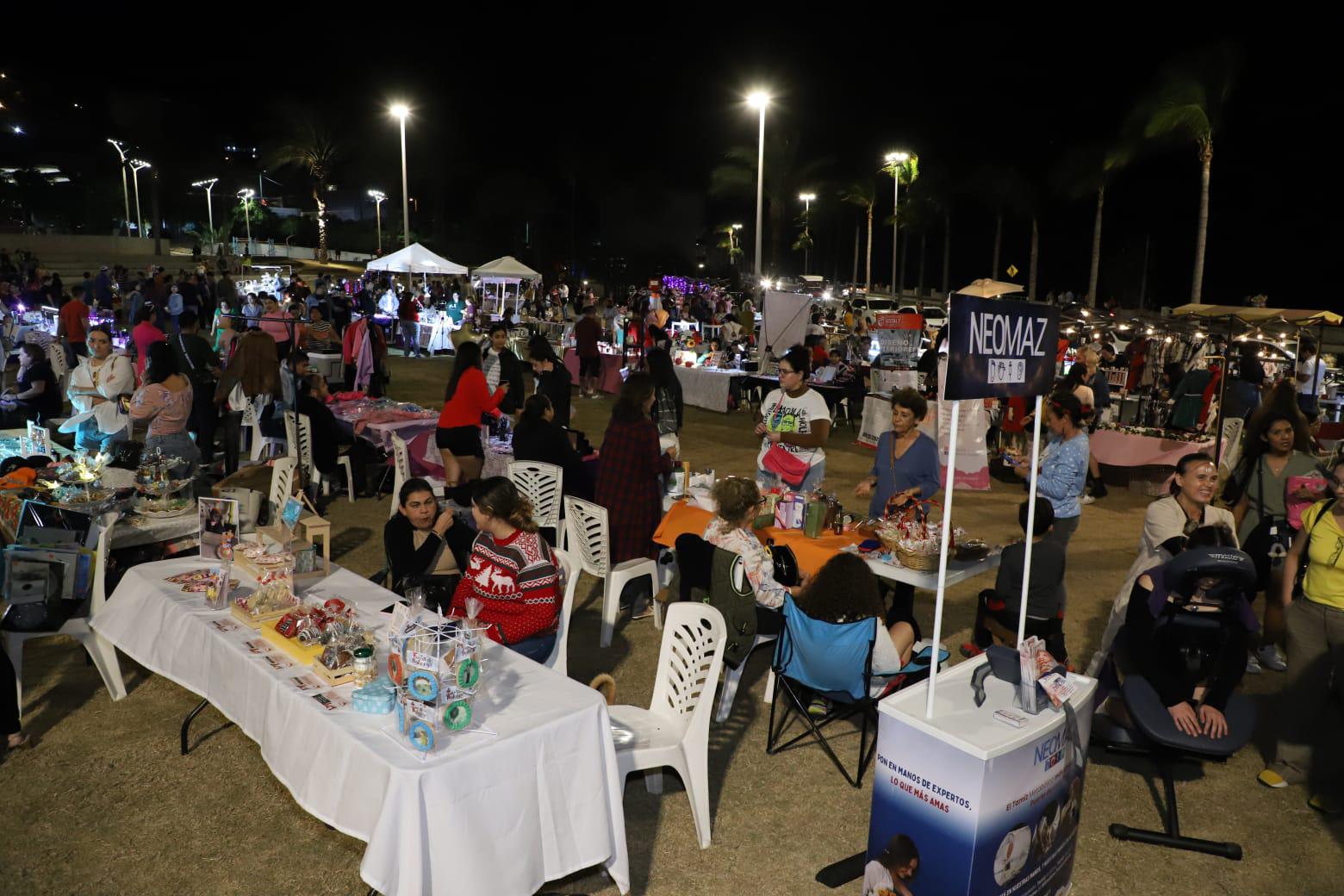 $!Realizan Bazar Navideño 79 emprendedores de Mazatlán