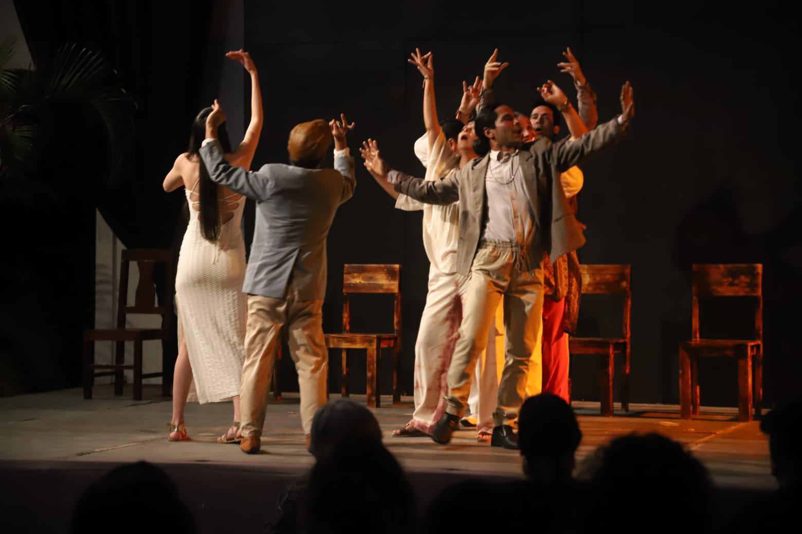 $!Los artistas en pleno escenario.