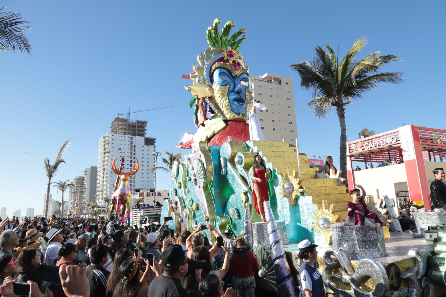 $!Color y alegría inundan el malecón de Mazatlán durante el segundo desfile del Carnaval