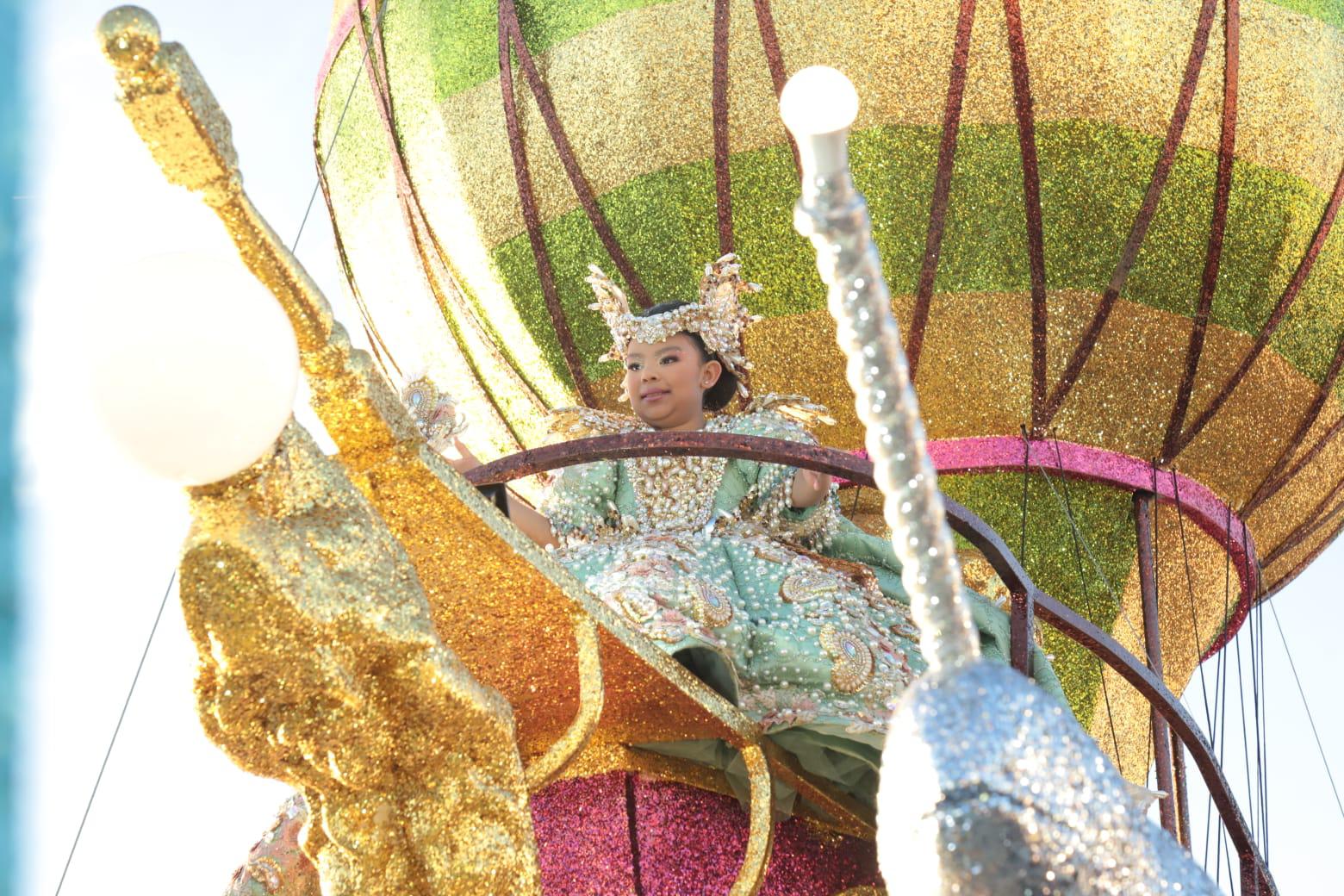 $!Color y alegría inundan el malecón de Mazatlán durante el segundo desfile del Carnaval