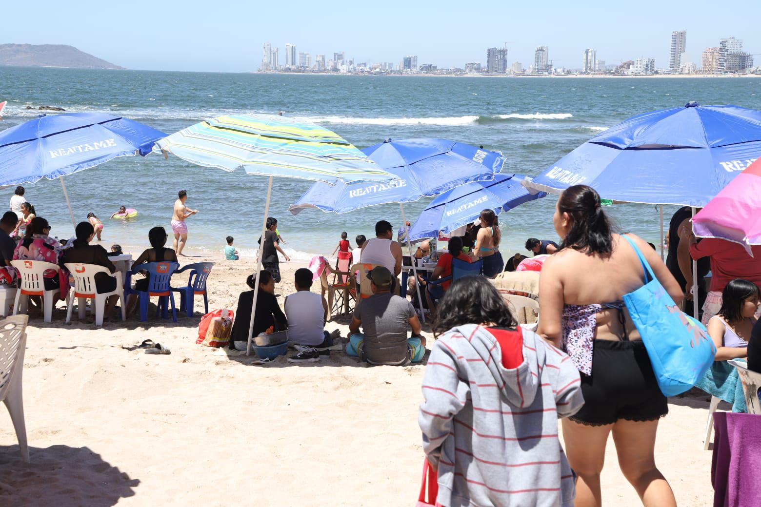 $!Vibra Mazatlán con miles de visitantes en playas y atractivos turísticos