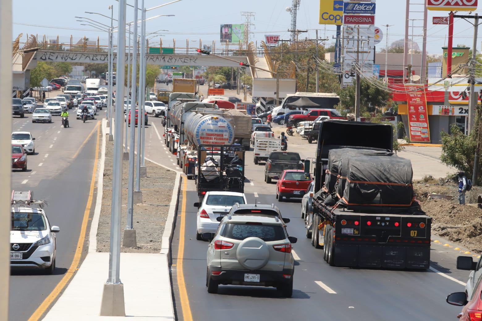 $!Se mantiene tráfico en franja del puente del Libramiento Colosio; trabajadores intensifican los esfuerzos