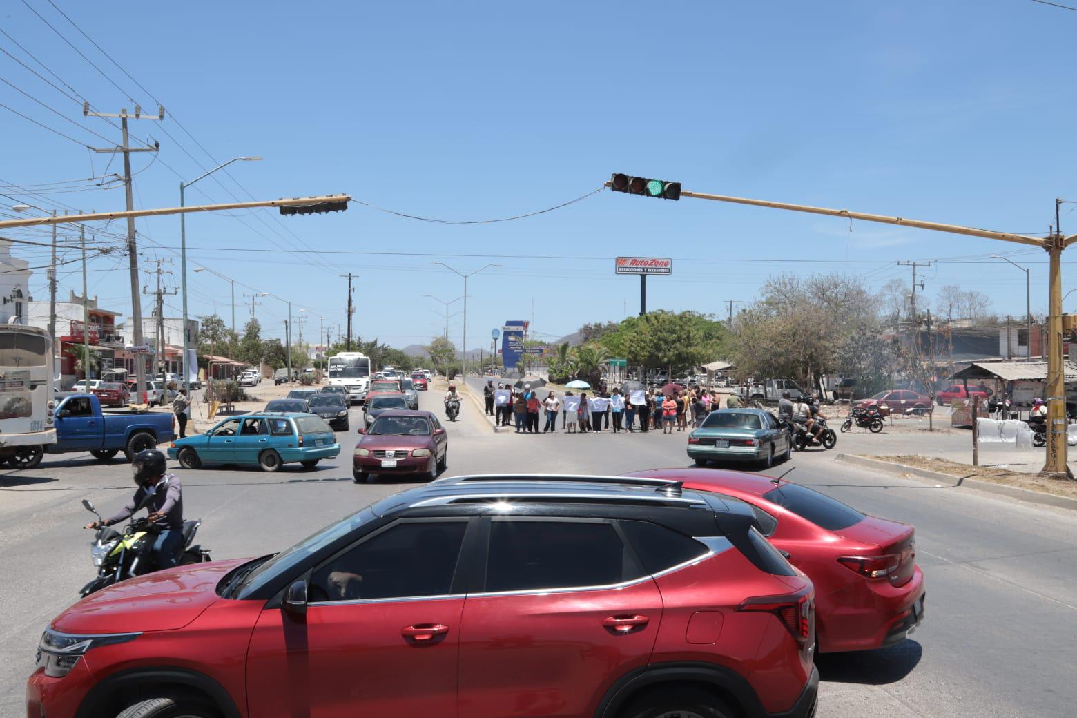 $!Bloquean vecinos de La Foresta avenida Clouthier para defender los terrenos públicos