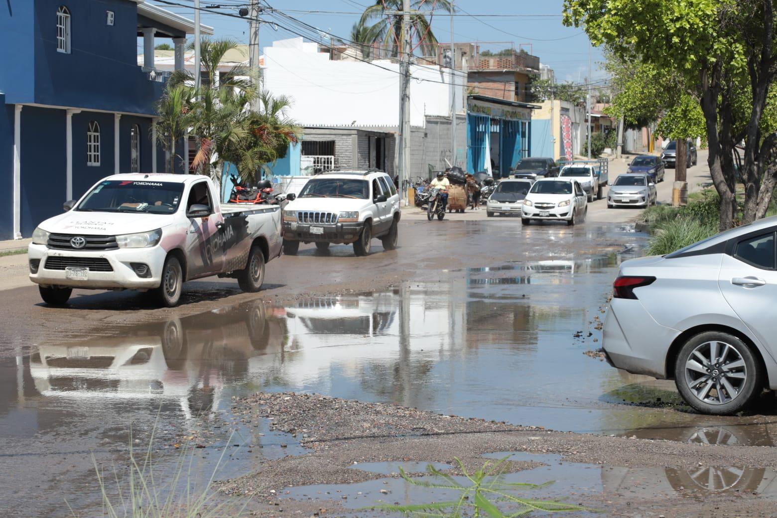 $!Fugas de drenaje inundan tramo de la avenida Santa Rosa, en Mazatlán