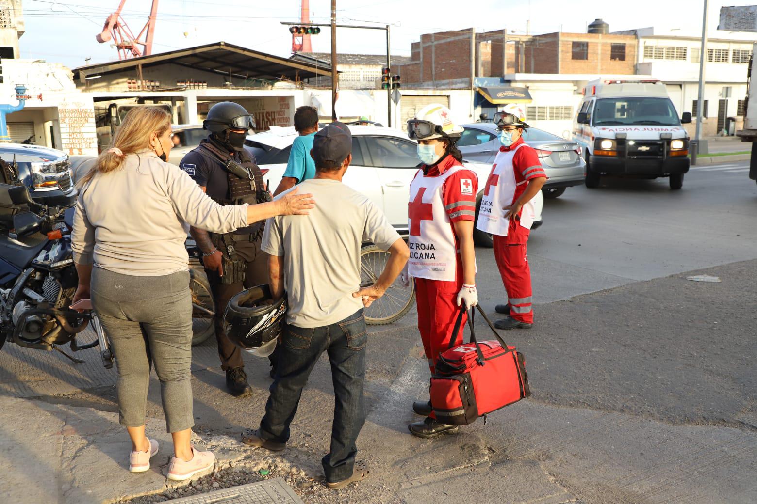 $!En Mazatlán, motociclista choca contra automóvil, en cruce de la Leyva, con semáforo de ‘adorno’