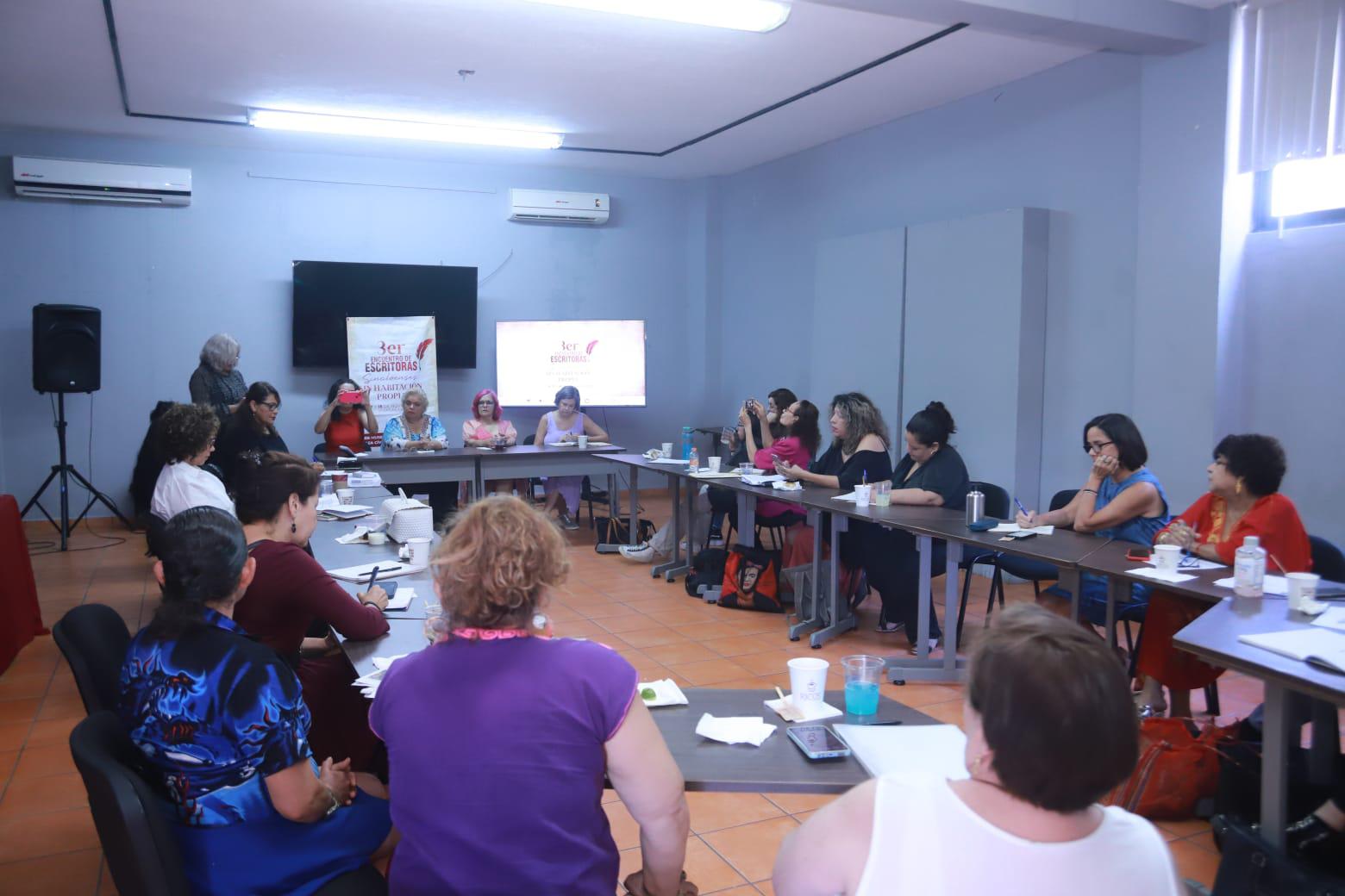 $!Alrededor de 30 escritoras participaron en el evento.