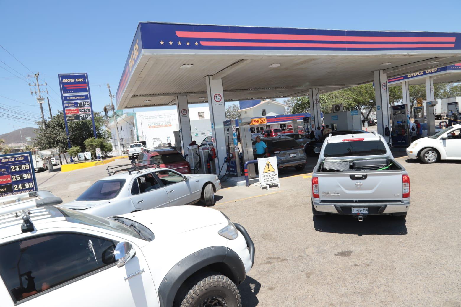 $!Éxodo de vacacionistas crea largas filas en la autopista Mazatlán-Culiacán