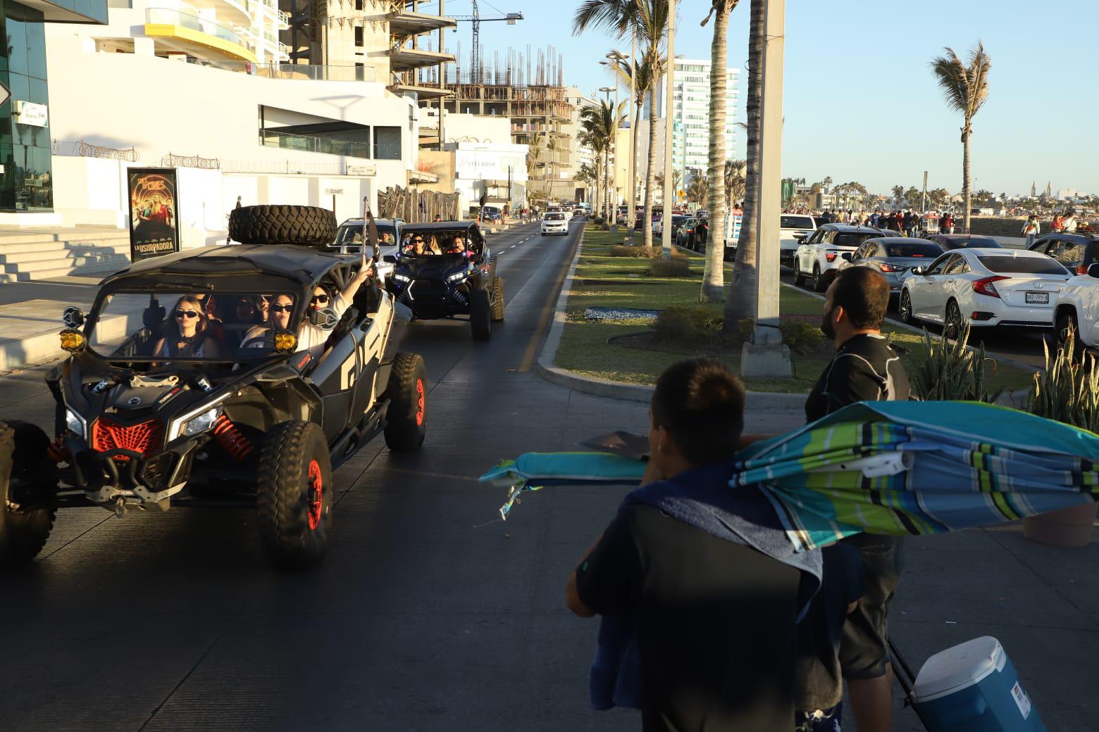 $!Registra Mazatlán récord en playas: 140 mil bañistas en un solo día