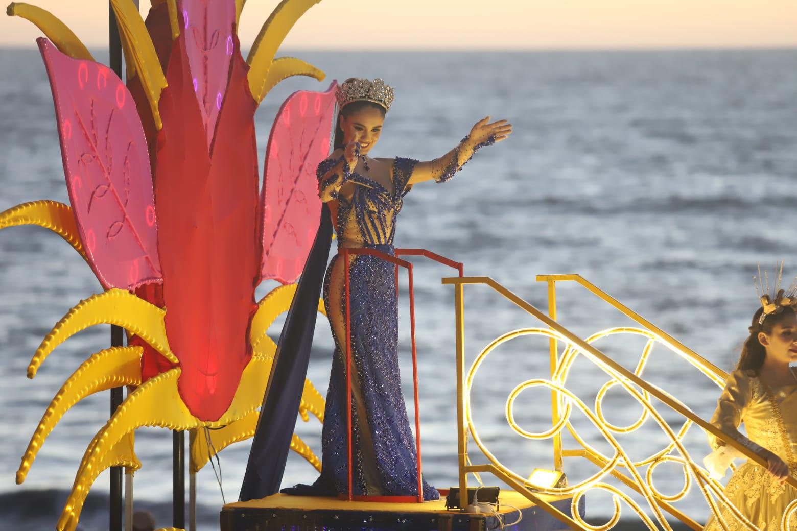 $!Atrae a miles el desfile del Carnaval de Mazatlán; Los Papaquis abren paso a la carroza real