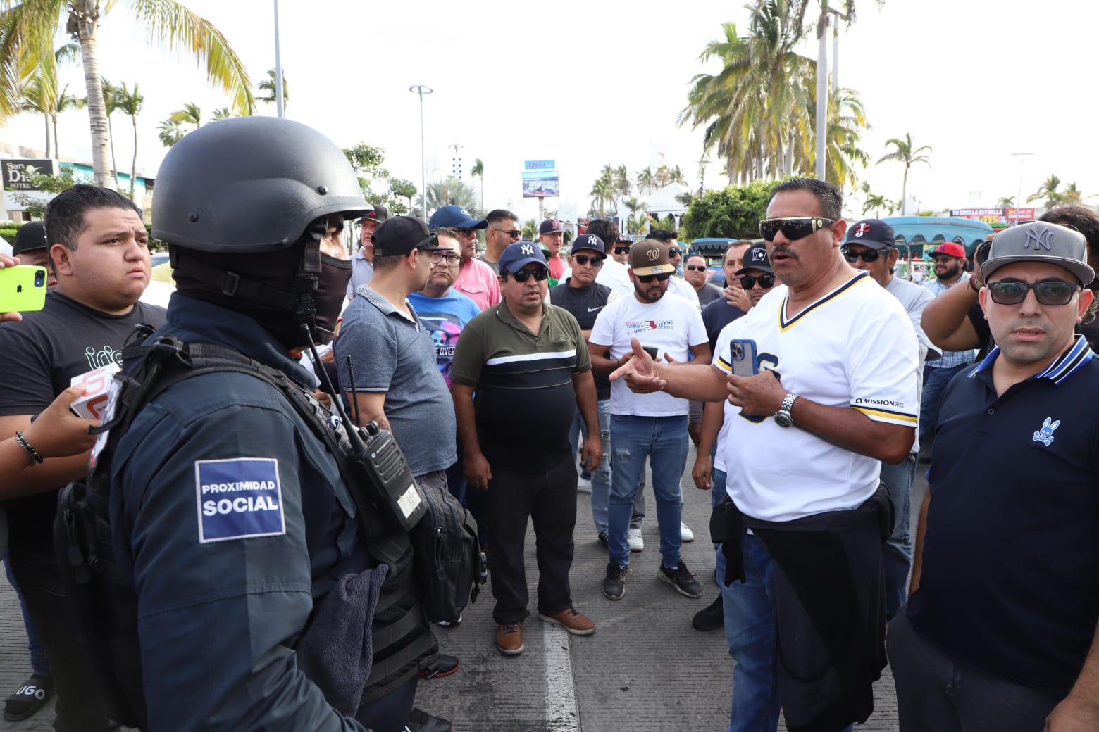 $!... Y ahora aurigueros y pulmoneros bloquean la Rafael Buelna y ‘ahorcan’ la vialidad en la zona turística