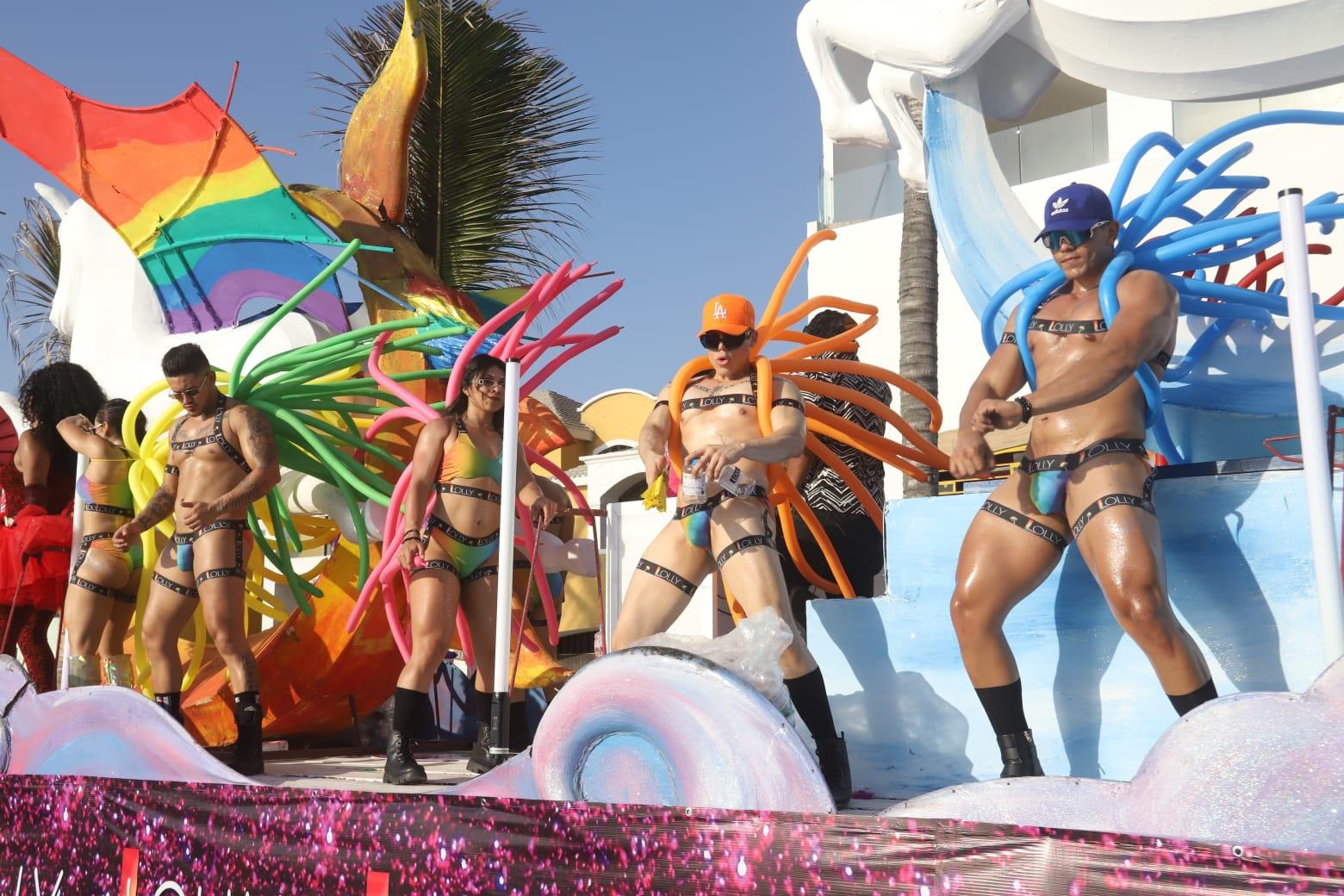 $!Ondea la comunidad LGBTQ+ distintas banderas multicolor en su marcha, en Mazatlán