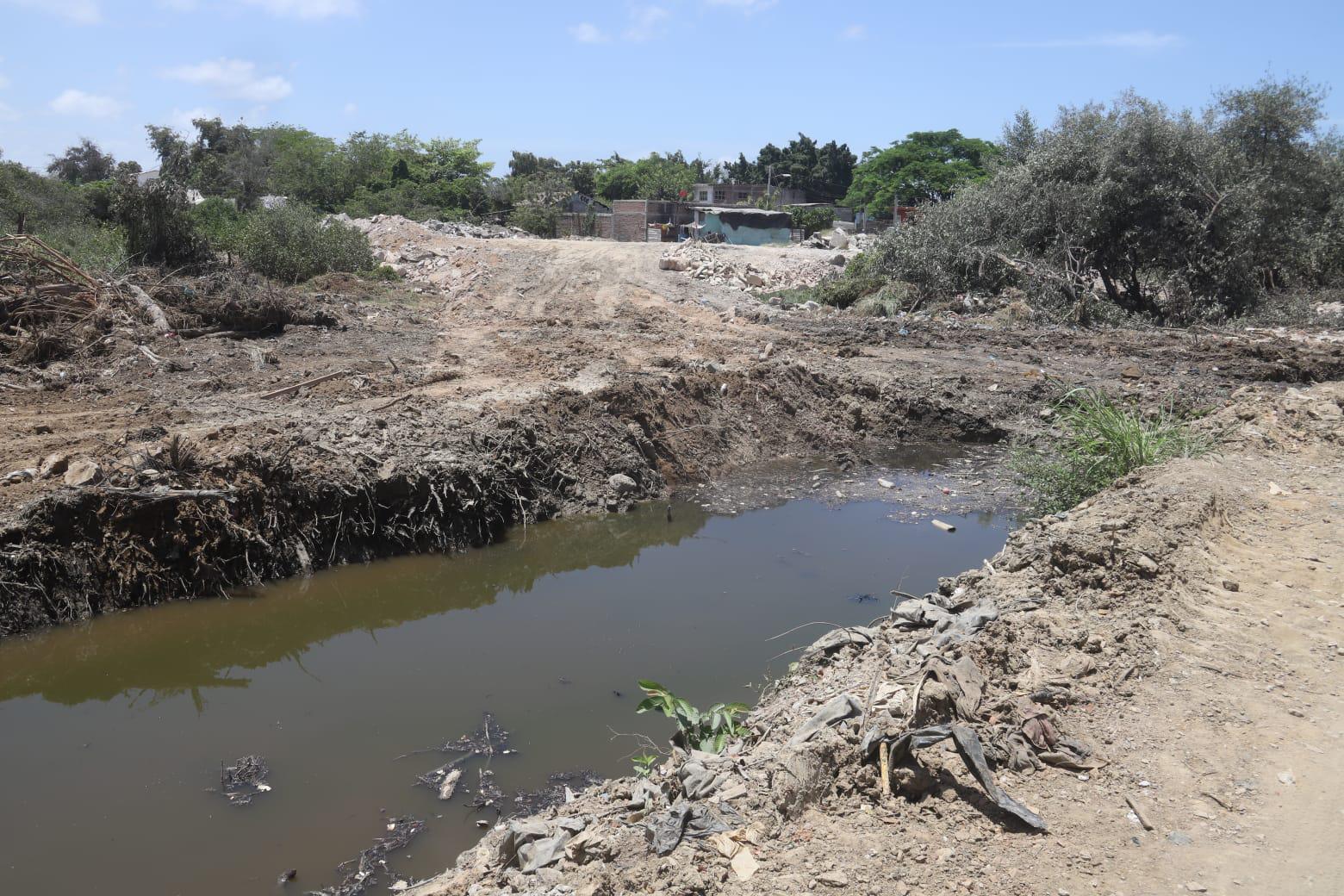 $!Canales pluviales de Mazatlán se han convertido en vertederos de desechos
