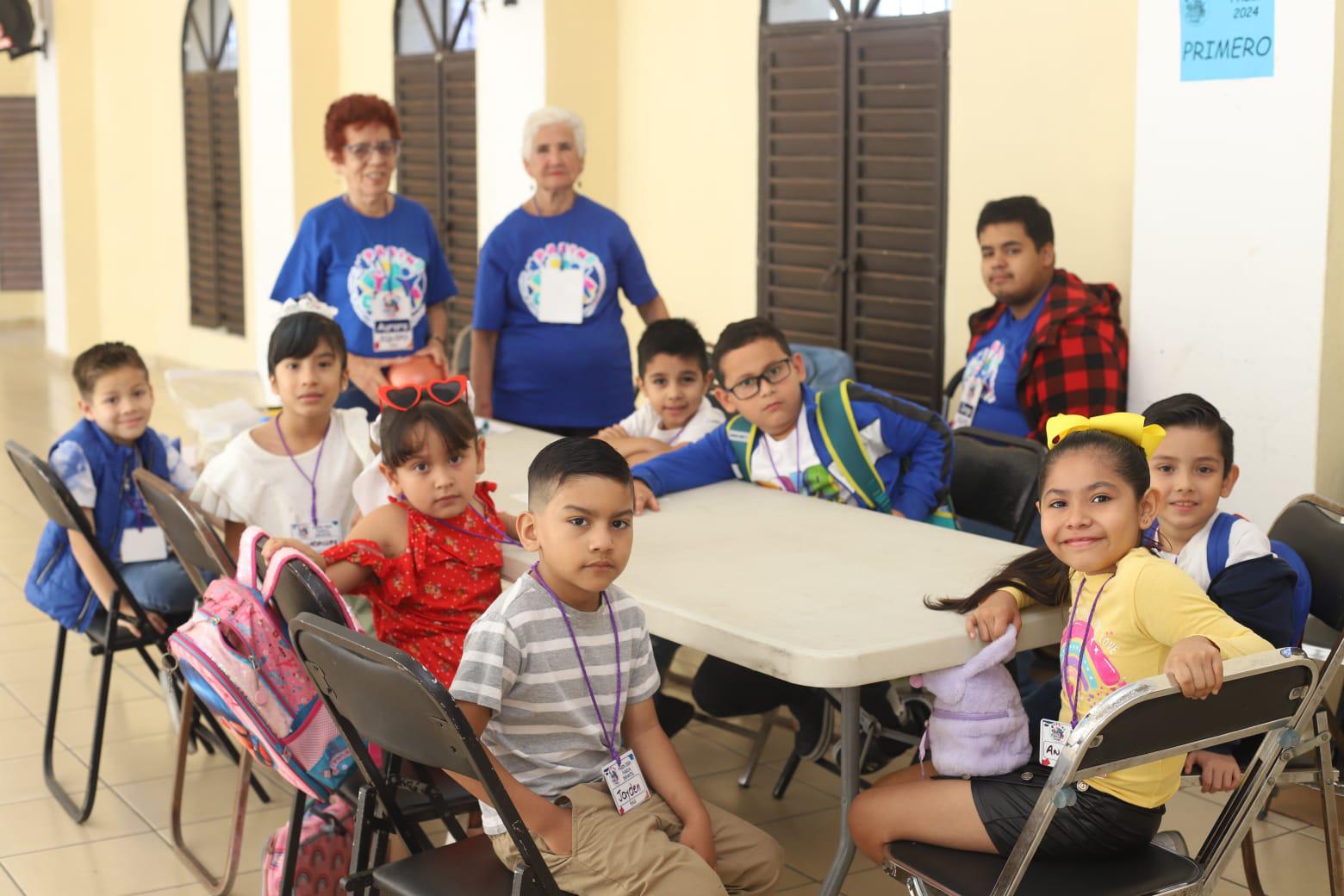 $!Las Aurora Noriega, María Lizárraga y Jorge Noriega, integrantes del equipo de Catequesis de la Catedral, junto a los pequeños de primer grado.