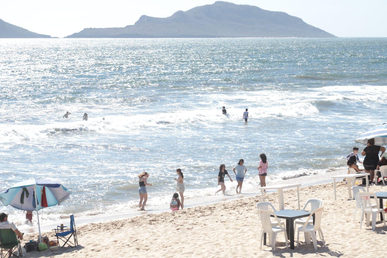 $!Locales y turistas continúan en las playas de Mazatlán en el cierre de Semana Santa