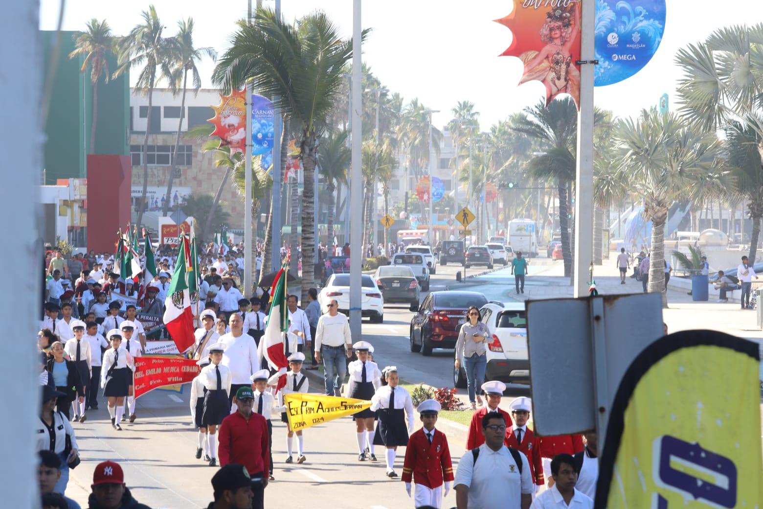 $!Se viste Avenida del Mar de tricolor por desfile de escoltas de Bandera