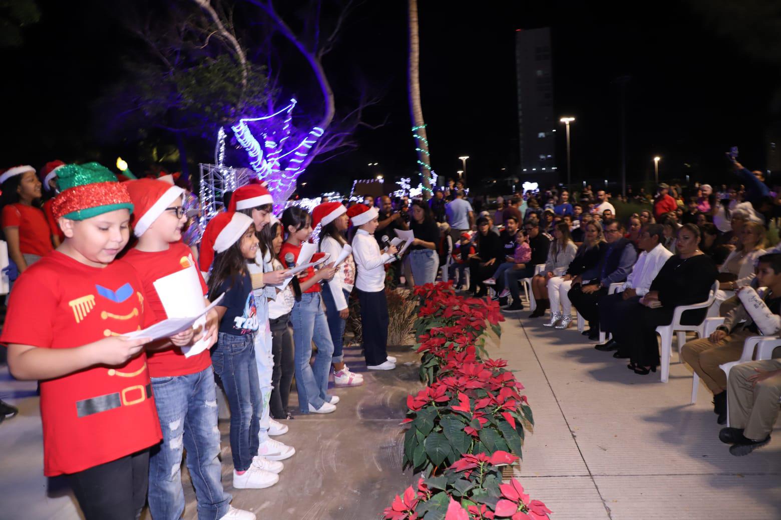 $!Ilumina la Villa Navideña el Parque Central de Mazatlán