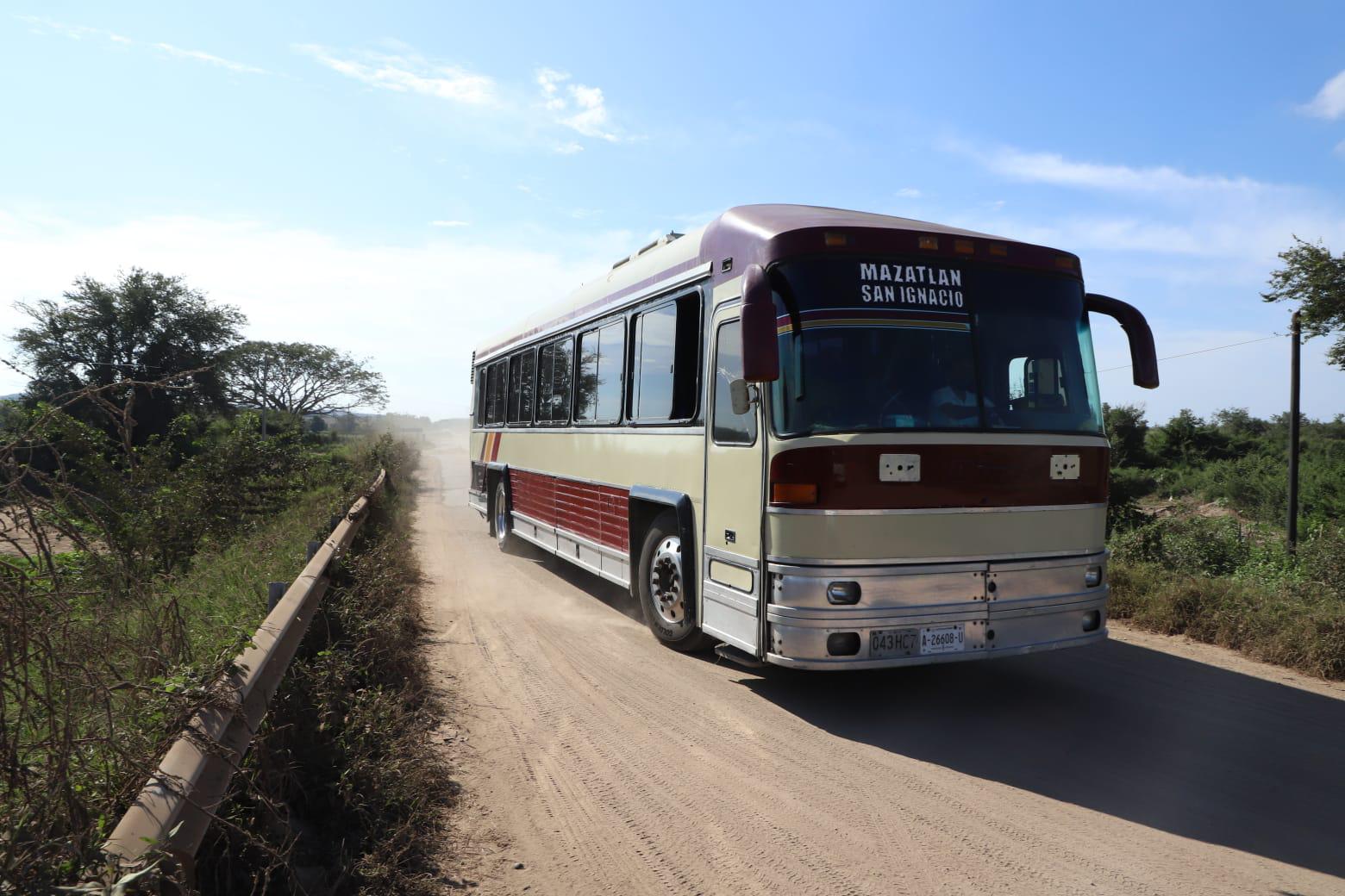 $!Habitantes de El Quelite abren paso por el río para levantar la economía de la sindicatura