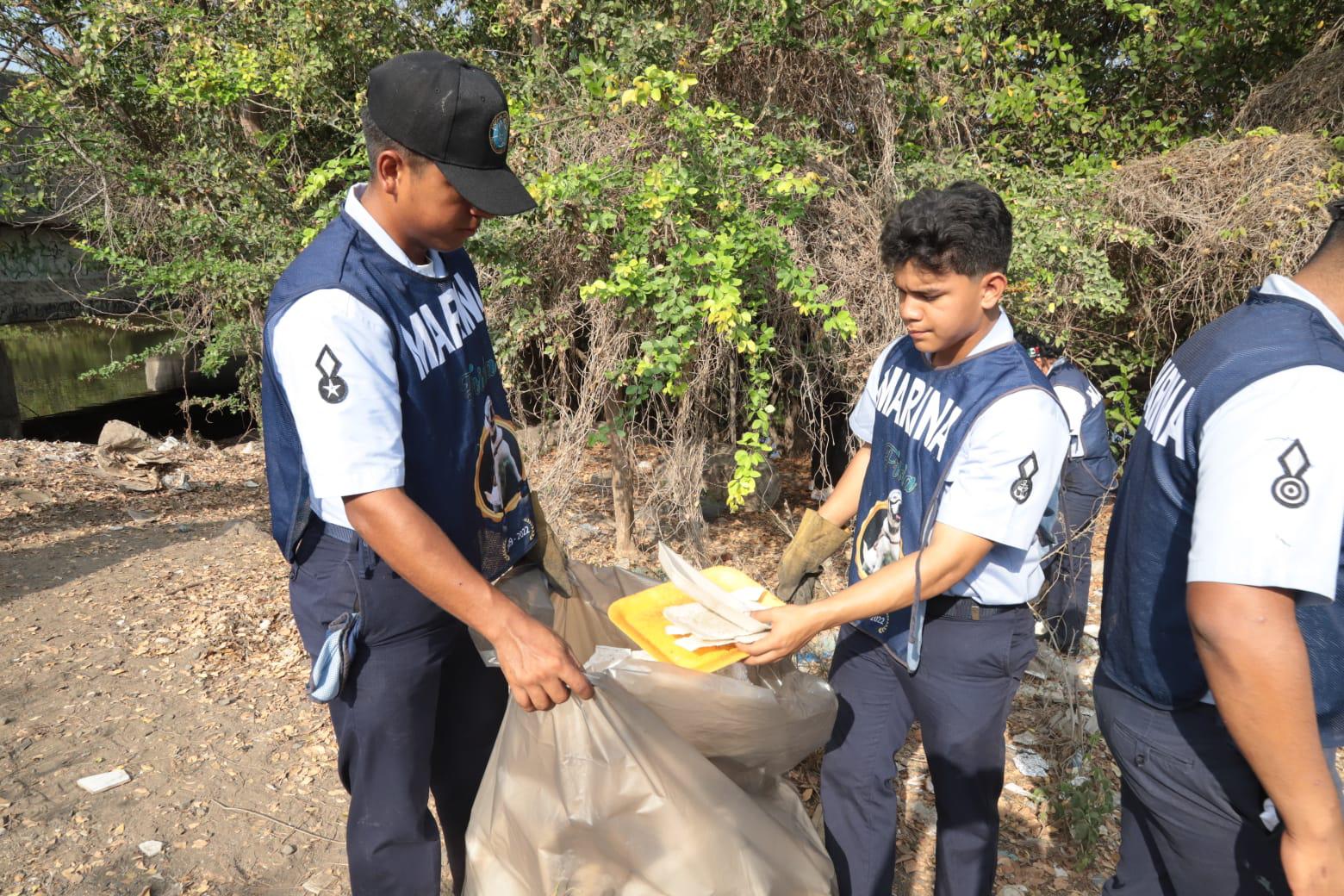 $!Recogen 620 kilos de basura en jornada de limpieza del Estero del Infiernillo, en Mazatlán