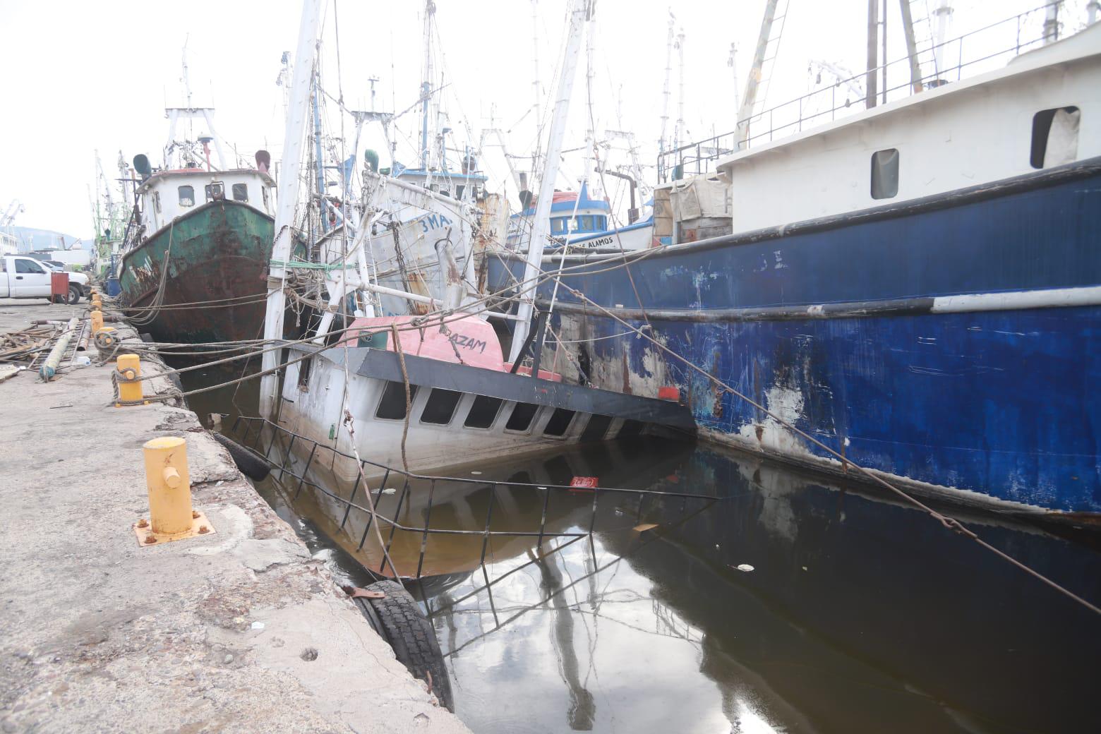 $!Barco que se hundió hace 2 semanas no ha sido retirado del muelle en Mazatlán