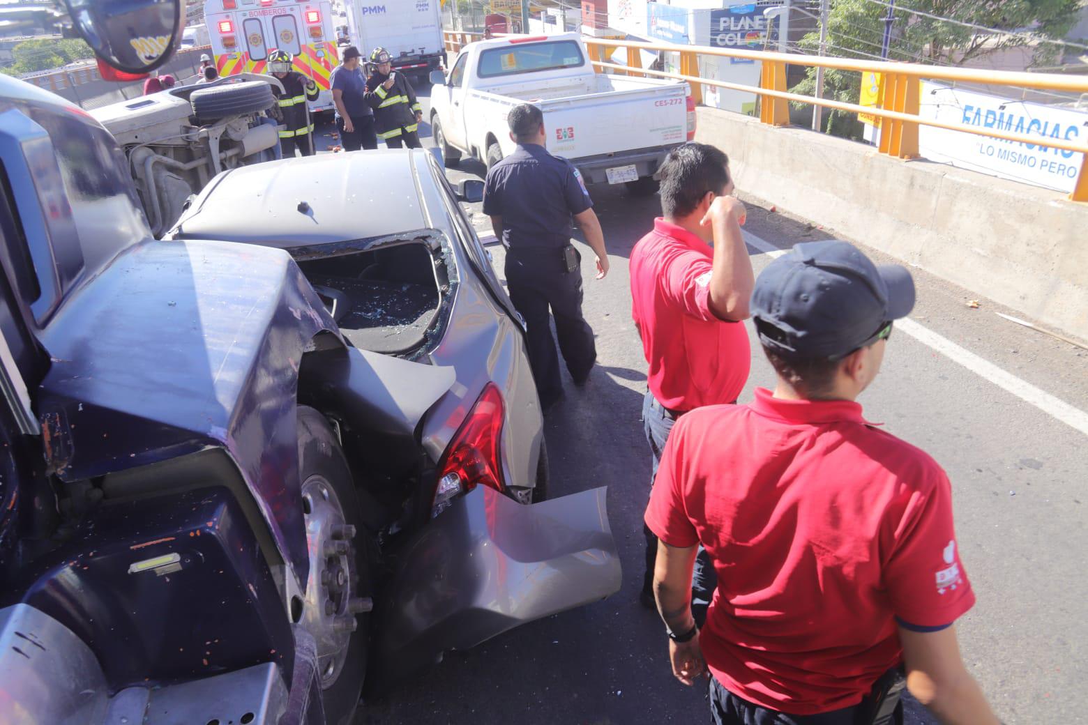 $!Chocan cuatro vehículos en el paso superior de El Conchi, en Mazatlán, y bloquea tráfico