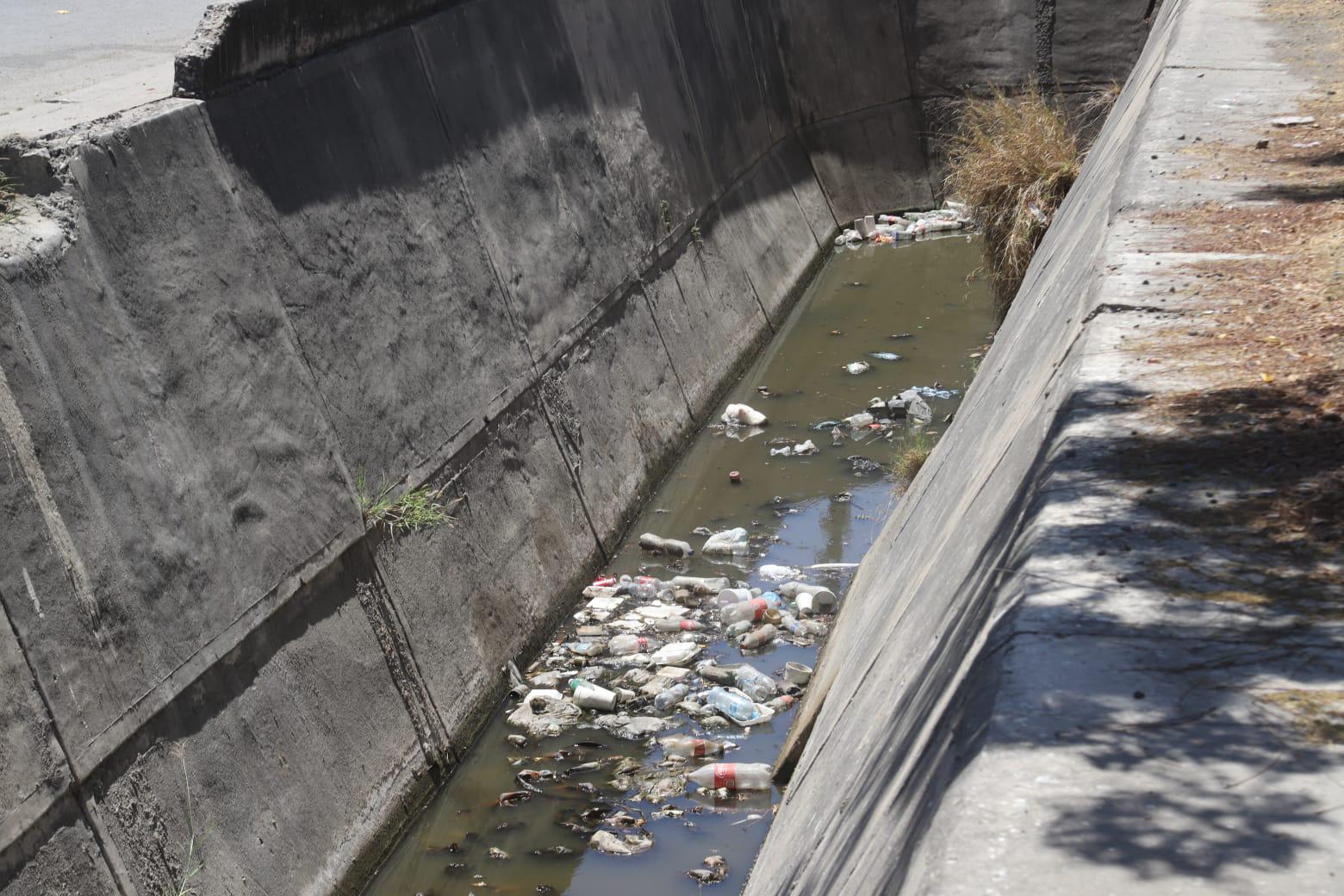 $!Canales pluviales de Mazatlán se han convertido en vertederos de desechos