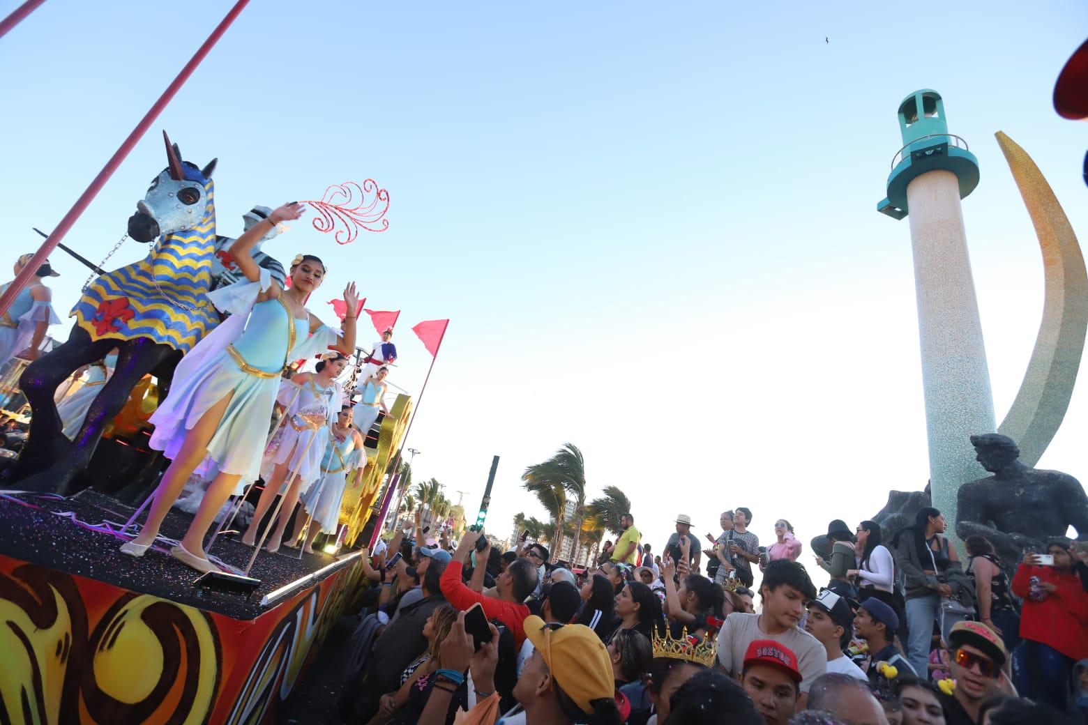 $!Atrae a miles el desfile del Carnaval de Mazatlán; Los Papaquis abren paso a la carroza real