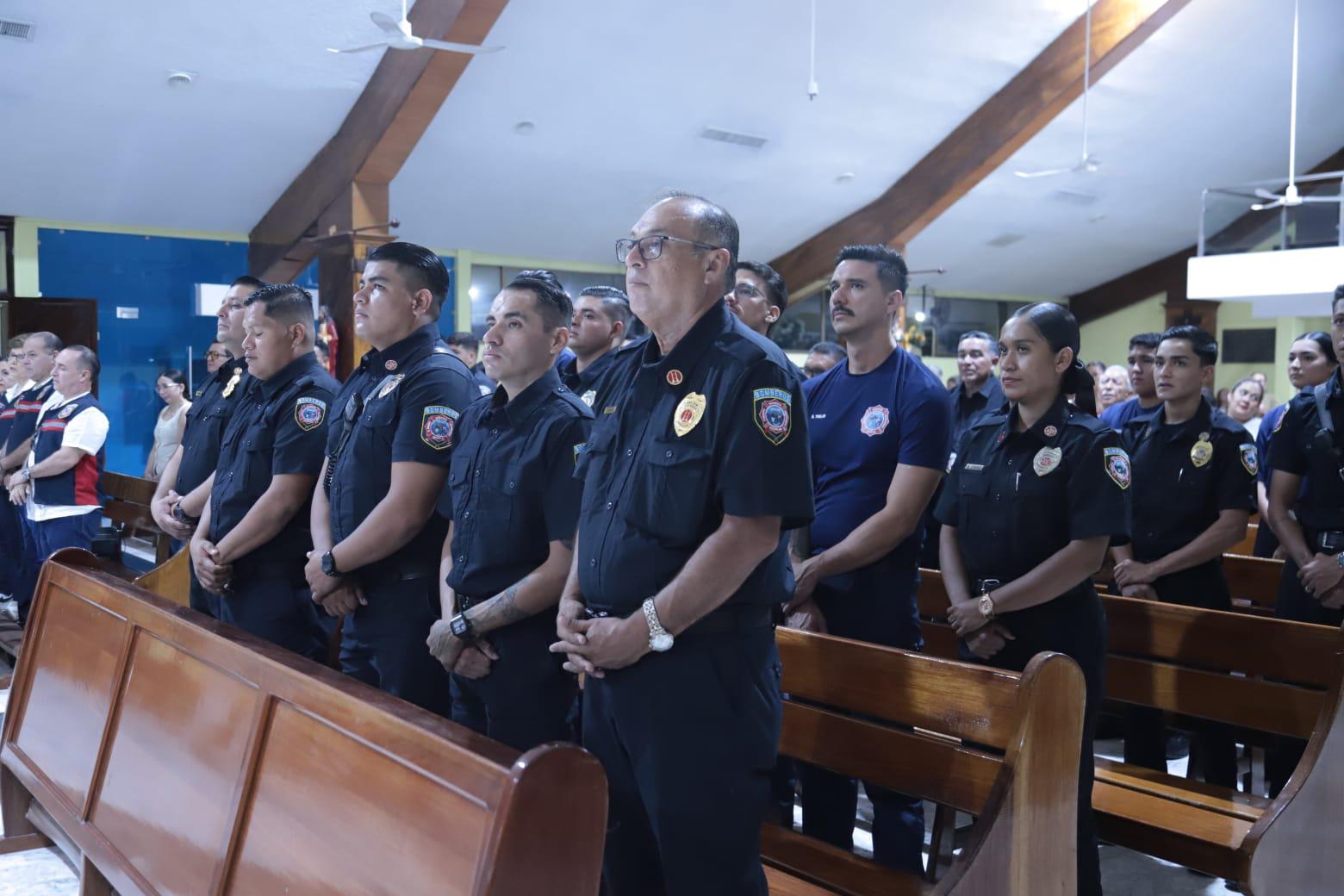 $!Celebra Bomberos Mazatlán su día con desfile y misa de acción de gracias