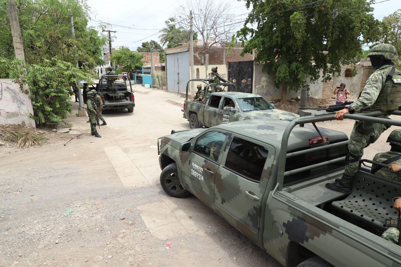 $!Ejército, Guardia Nacional y MP Federal catean bodega en Mazatlán; presumen ‘ordeña’ a ductos de Pemex