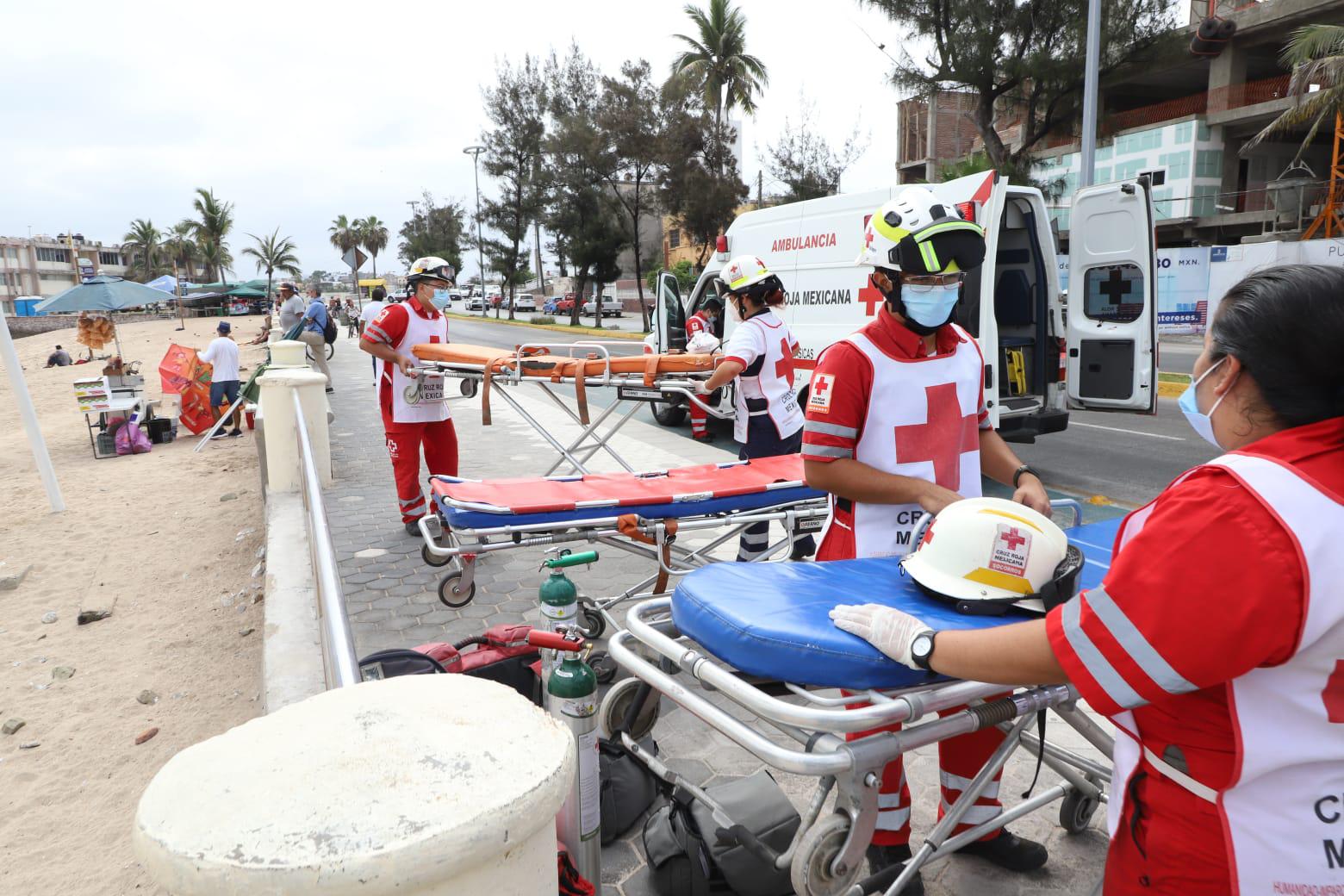 $!Mar de fondo provoca volcadura de lancha con alumnos de la Náutica en Mazatlán