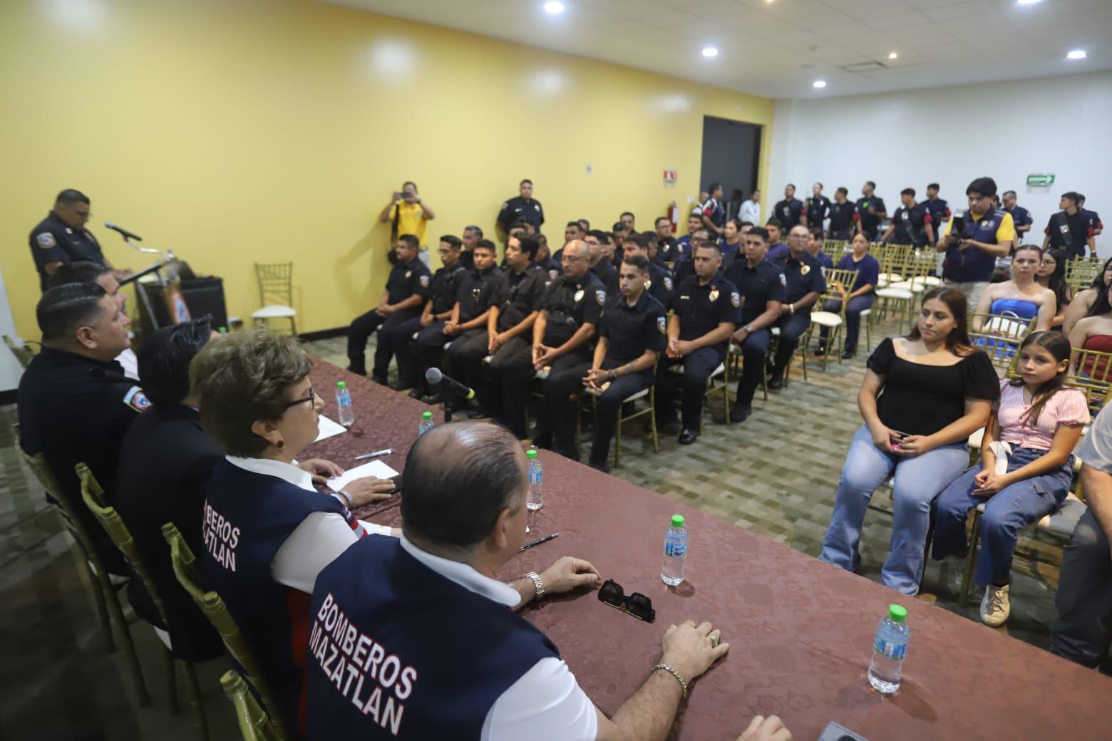 $!Reconoce Bomberos de Mazatlán la valentía y dedicación de sus elementos