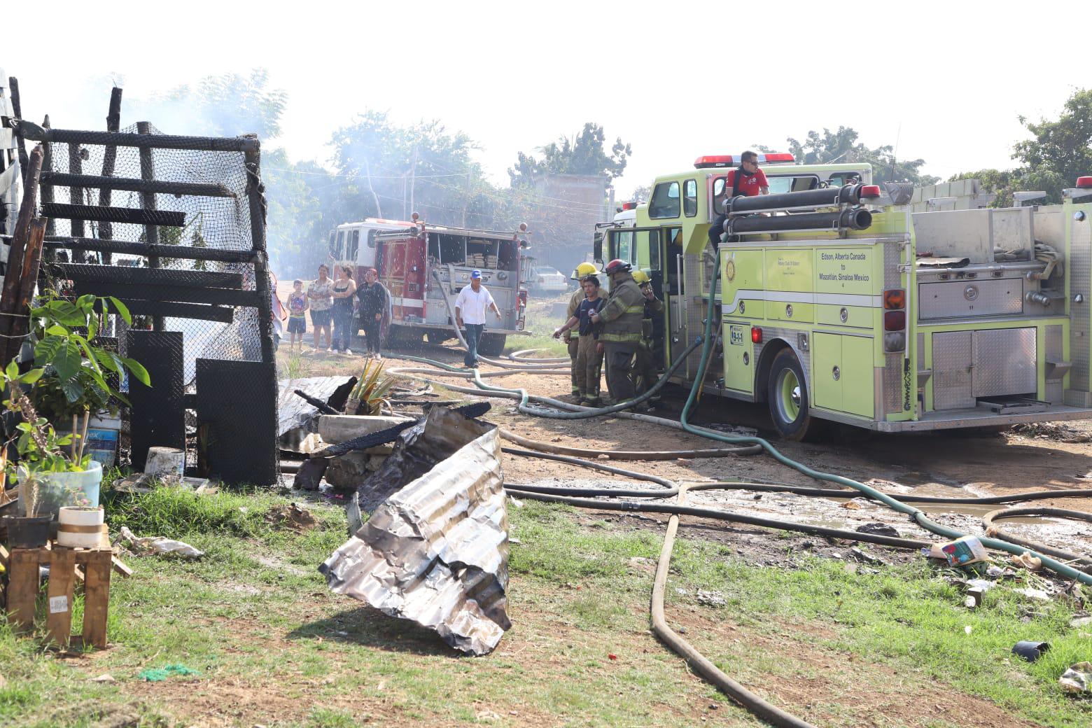 $!Se quedan sin casa cuatro familias de Mazatlán; incendio acaba con su hogar