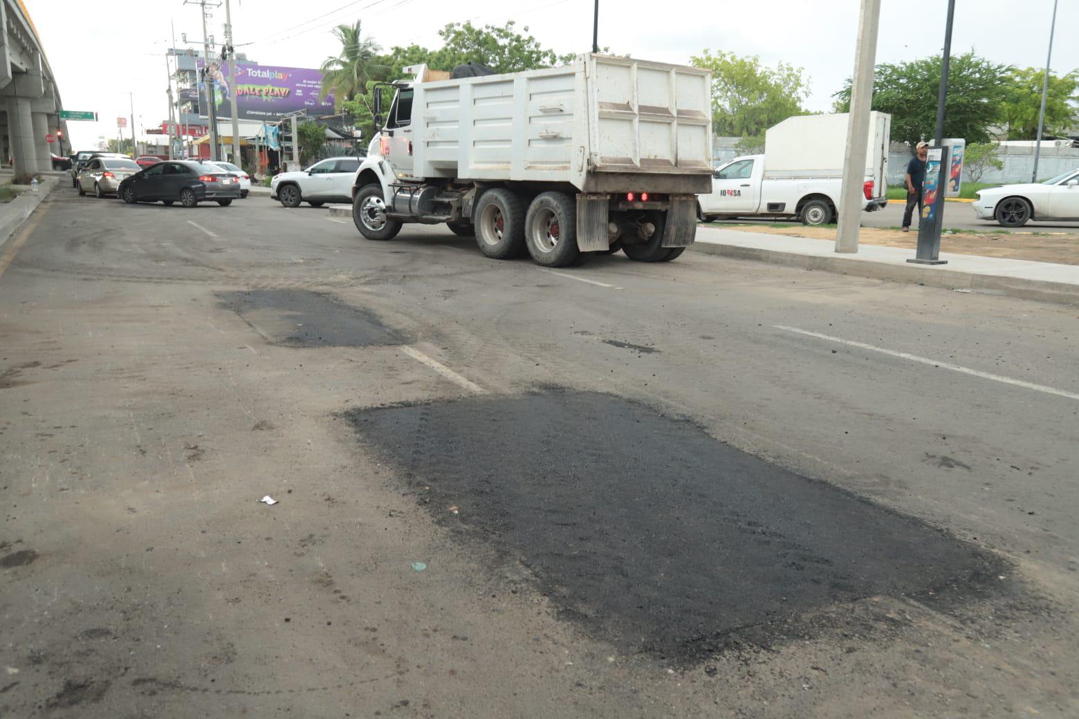 $!Realizan bacheo exprés en laterales al puente a desnivel de avenida Colosio previo a visita oficial por operativo Verano 2025