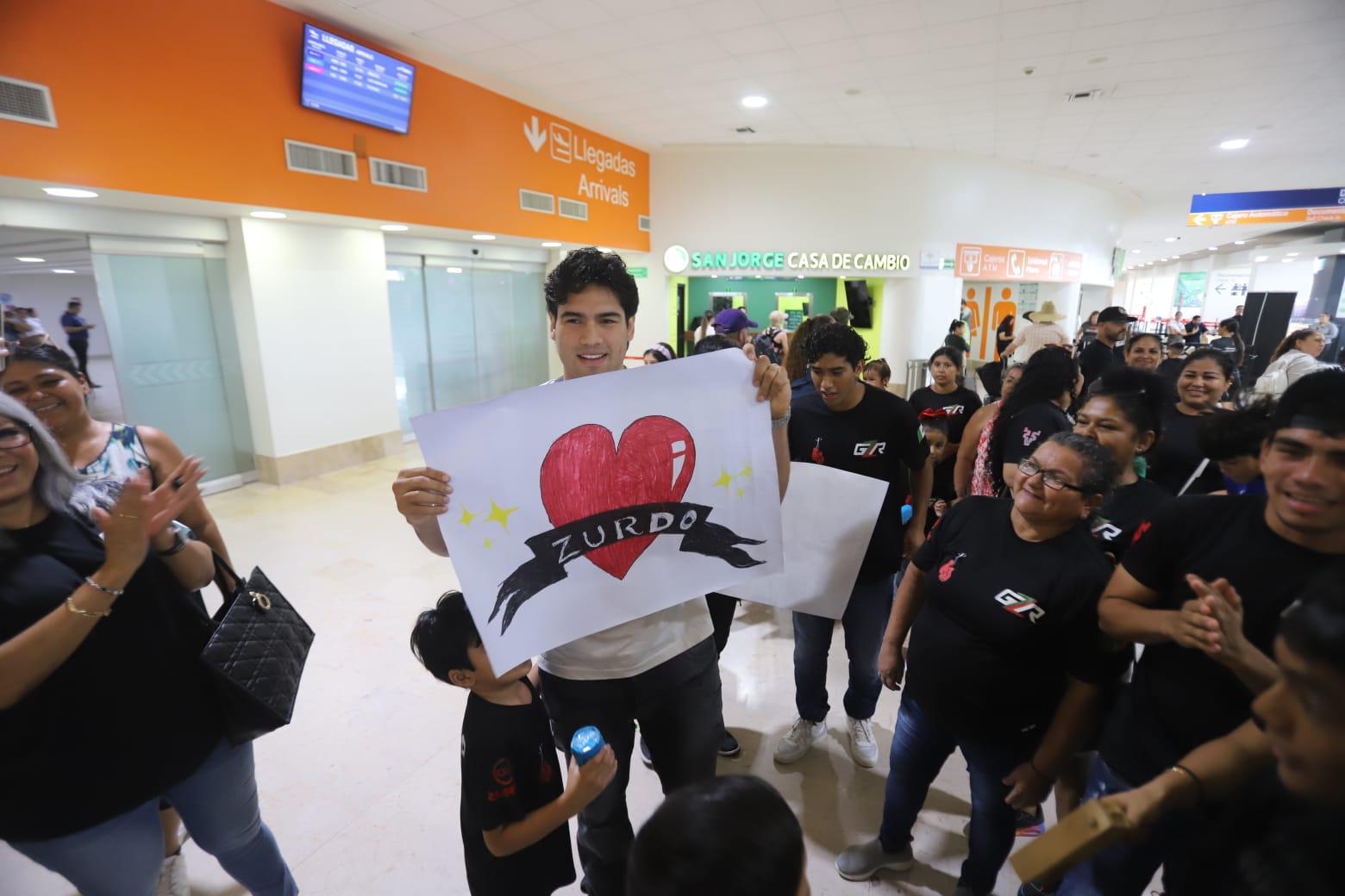 $!Con música de banda y muestras de cariño reciben al ‘Zurdo’ Ramírez en Mazatlán