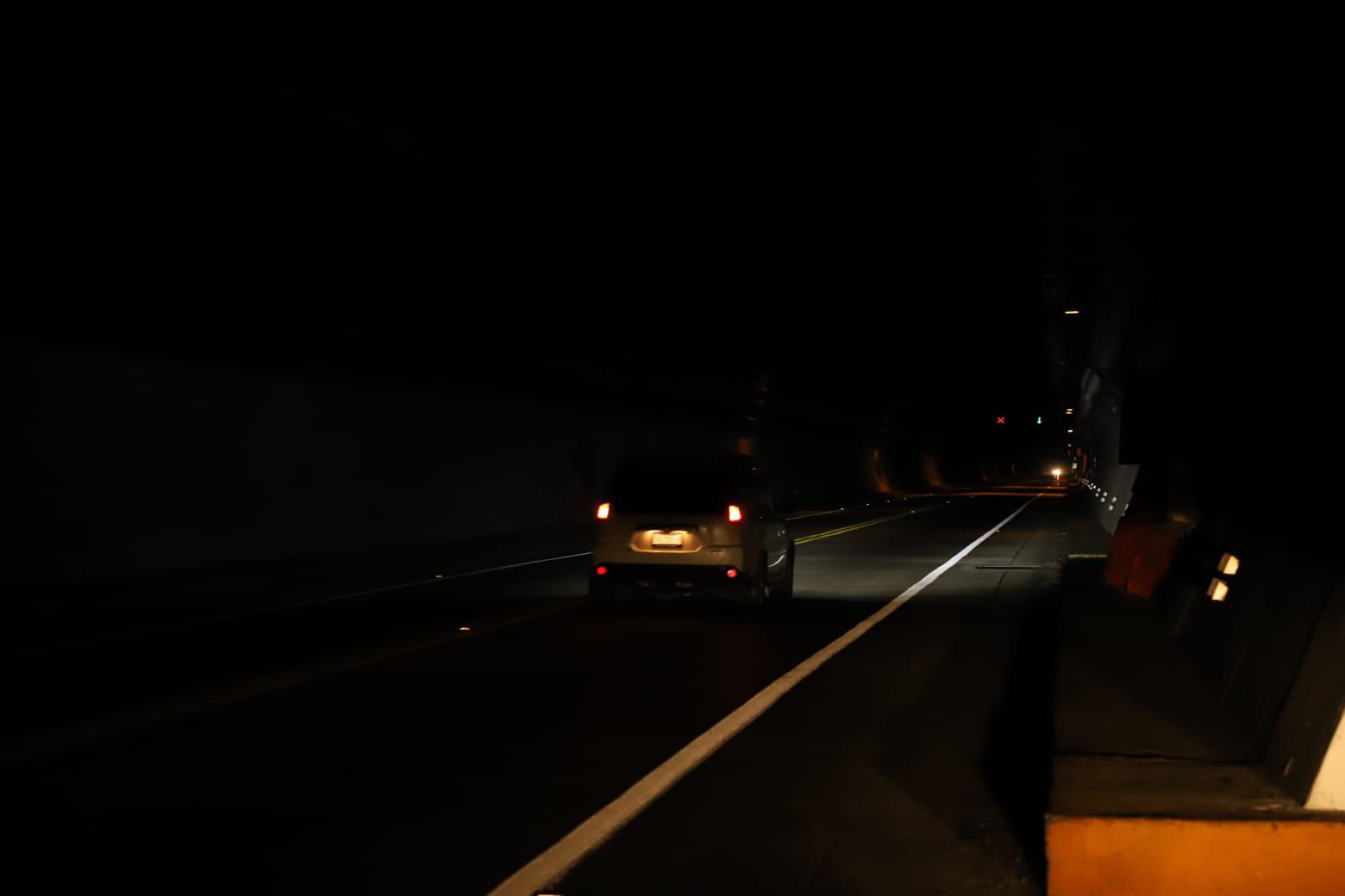$!Lucen túneles de la Mazatlán-Durango a oscuras; piden activar la iluminación