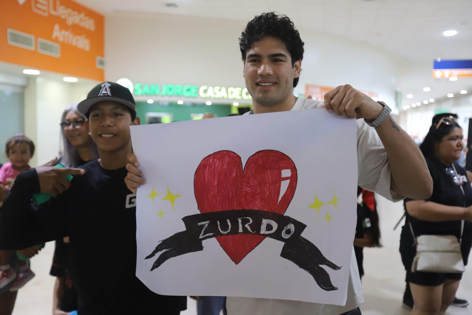 $!Con música de banda y muestras de cariño reciben al ‘Zurdo’ Ramírez en Mazatlán