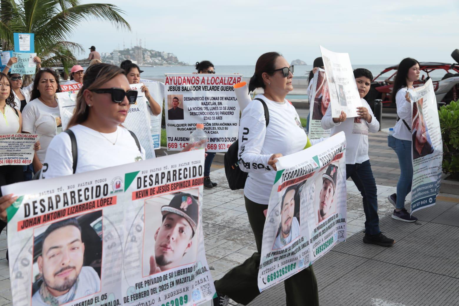 $!Familias de desaparecidos convierten el malecón de Mazatlán en espacio de protesta y memoria