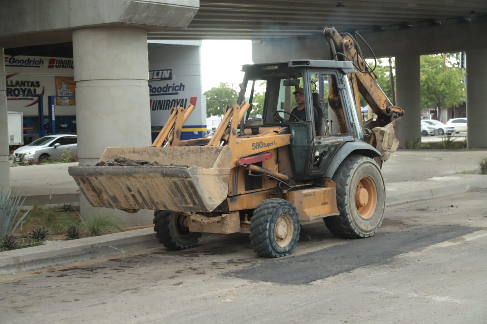 $!Realizan bacheo exprés en laterales al puente a desnivel de avenida Colosio previo a visita oficial por operativo Verano 2025