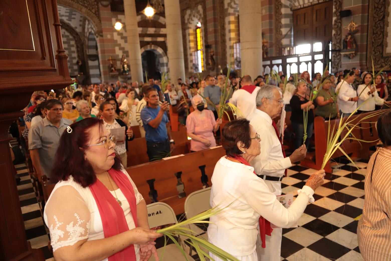 $!Encabeza Obispo de Mazatlán bendición de palmas en Catedral este Domingo de Ramos