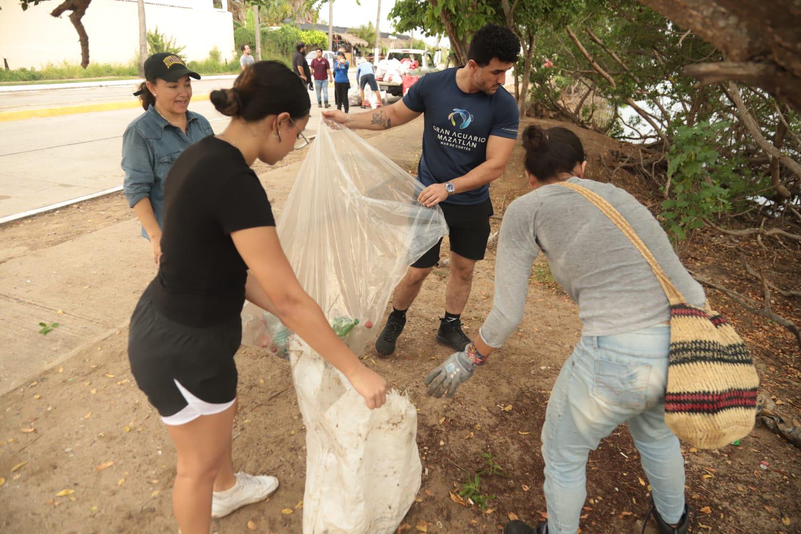 $!Se suman cientos de voluntarios a jornada ambiental para rescatar playas, selva y mangles en Mazatlán
