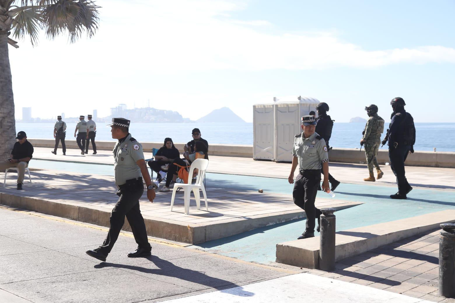 $!Van ya 400 sillas de renta decomisadas en el malecón de Mazatlán por Oficialía Mayor