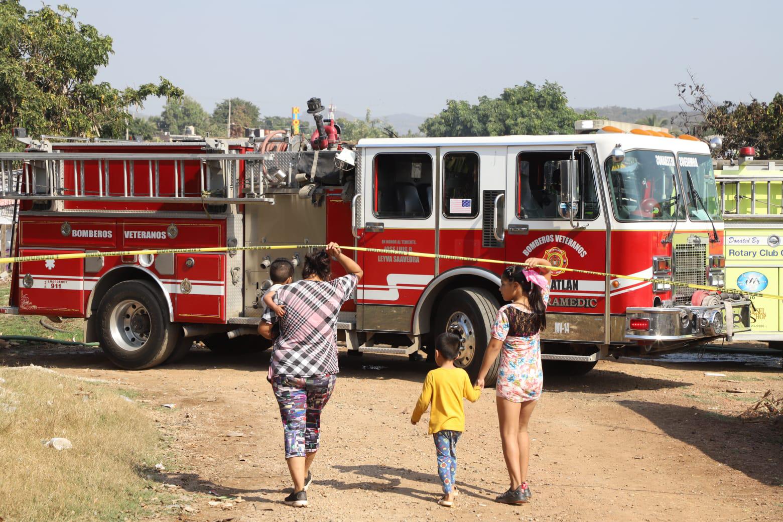 $!Se quedan sin casa cuatro familias de Mazatlán; incendio acaba con su hogar