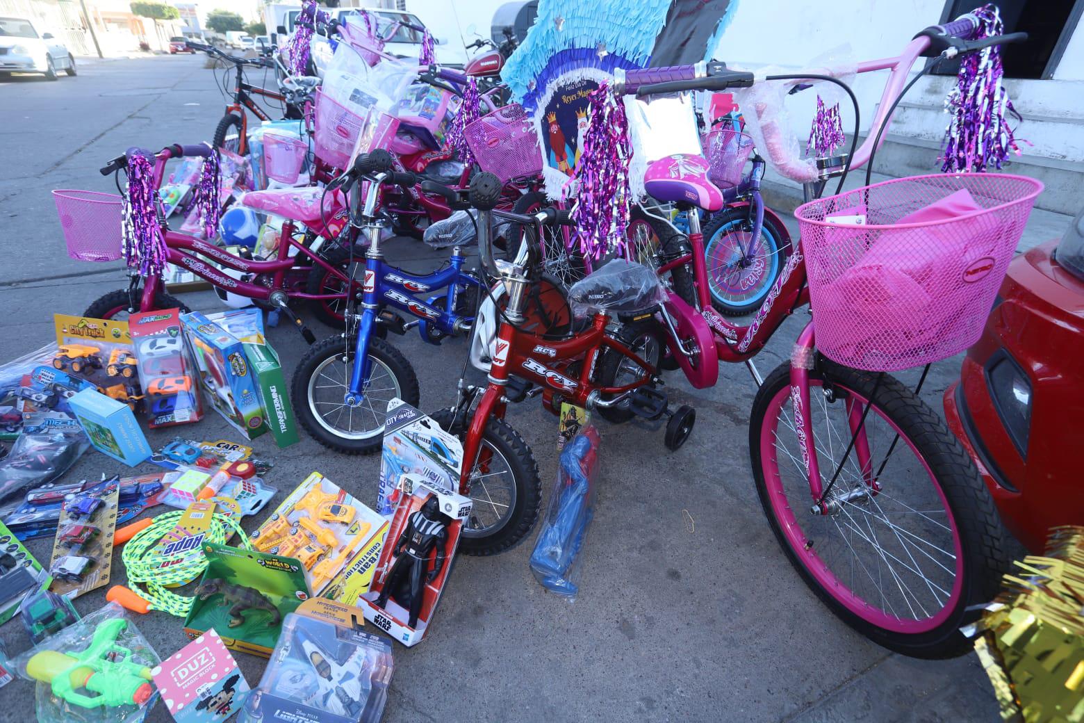 $!Entregan Reyes Magos juguetes y alegría a niños y niñas de Mazatlán